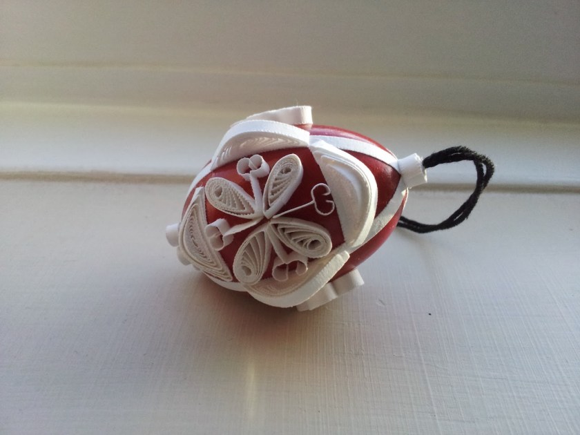 Red bauble: blown egg decorated in seasonal white quilling
