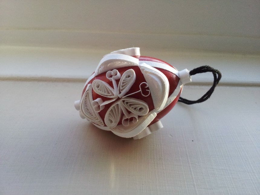 Red bauble: blown egg decorated in seasonal white quilling